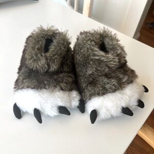Toddler size 5-8 monster slippers! So cute and in great shape.